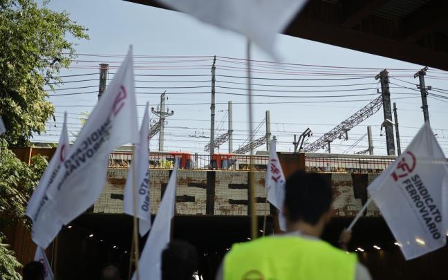 Trabajadores de Renfe se manifiestan convocados por Sindicato Ferroviario.