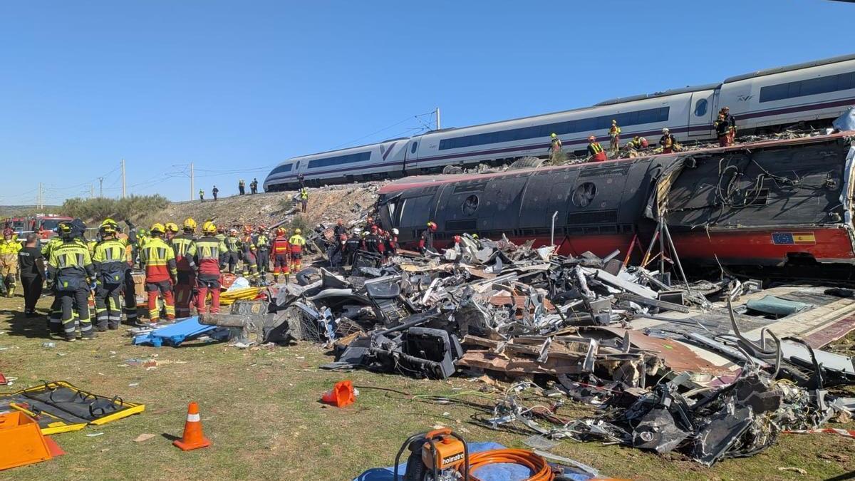 Agentes de la Unidad Militar de Emergencias (UME) trabajan en el lugar del accidente.