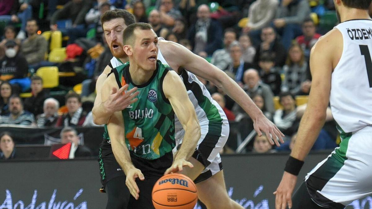 Una jugada de Nikola Radicevic en el duelo jugado ante el Darussafaka.en el Bilbao Arena