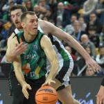 Una jugada de Nikola Radicevic en el duelo jugado ante el Darussafaka.en el Bilbao Arena