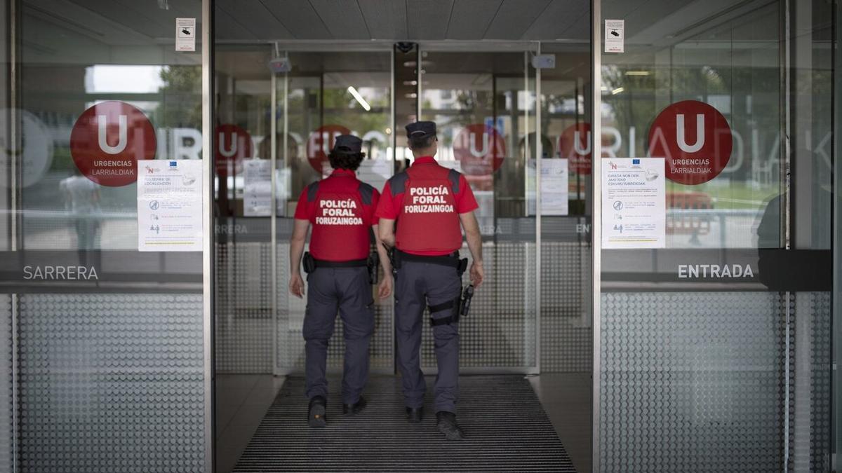 Agentes de la Policía Foral en el Servicio de Urgencias del hospital.