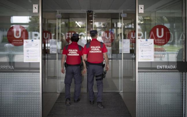 Agentes de la Policía Foral en el Servicio de Urgencias del hospital.