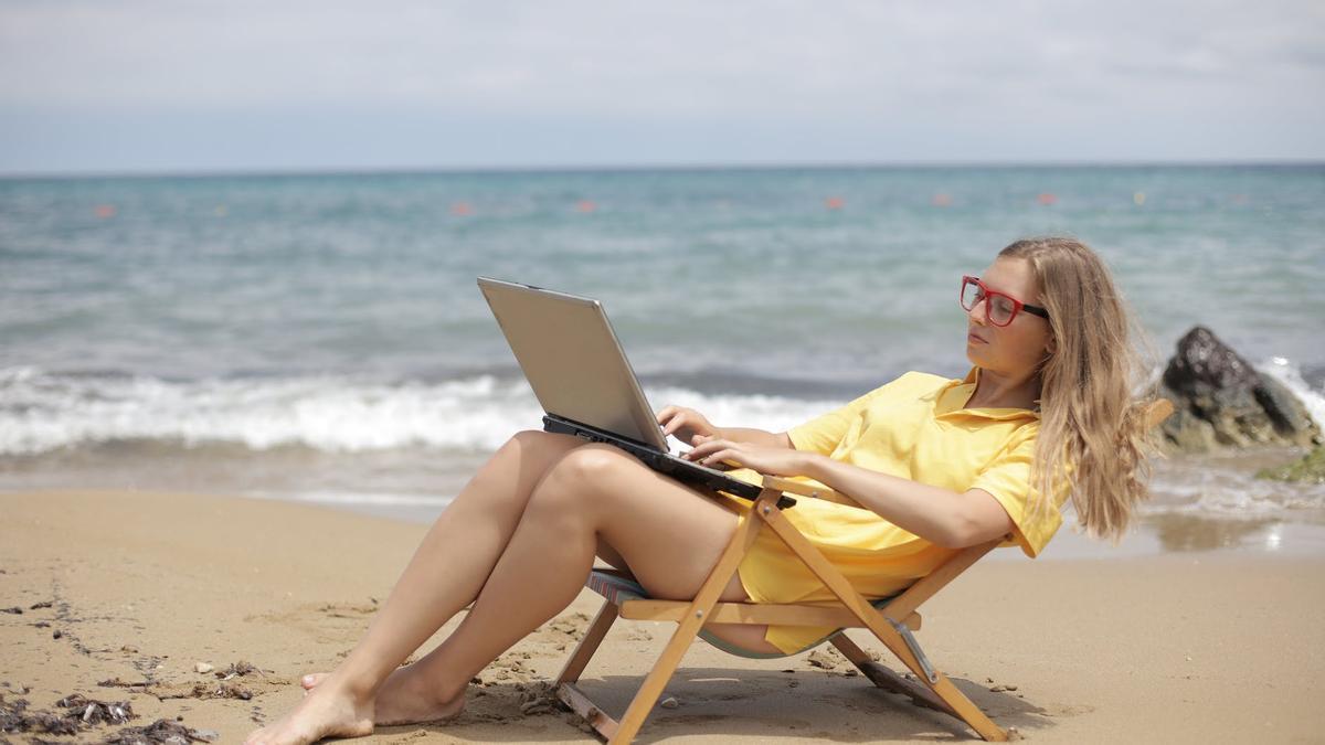 ¿Se puede teletrabajar desde la playa? Un abogado habla claro