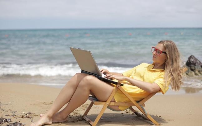 ¿Se puede teletrabajar desde la playa? Un abogado habla claro
