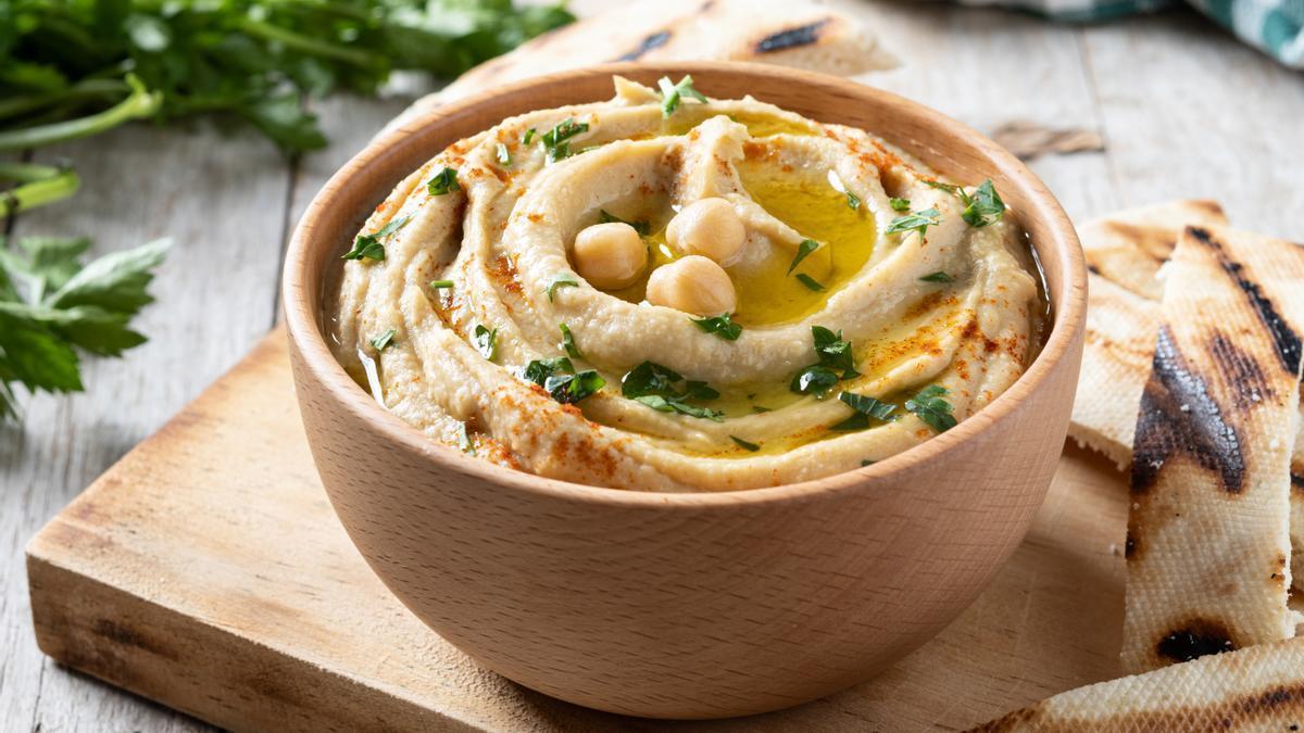 El hummus es una crema a base de garbanzos muy fácil hacer y saludable.