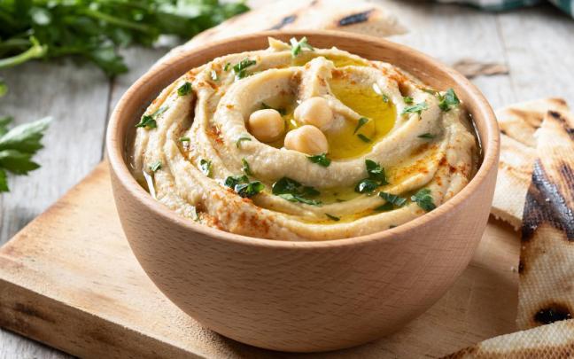 El hummus es una crema a base de garbanzos muy fácil hacer y saludable.