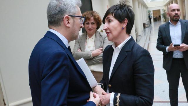 La senadora jeltzale María Dolores Etxano, junto al ministro de Hacienda, Arcadi España.