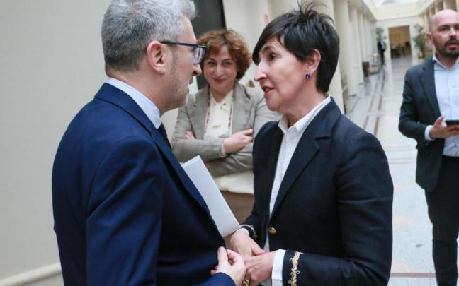 La senadora jeltzale María Dolores Etxano, junto al ministro de Hacienda, Arcadi España.