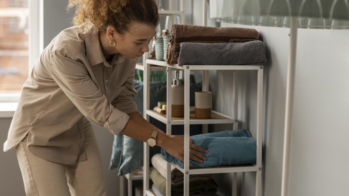 mujer organizando sus muebles