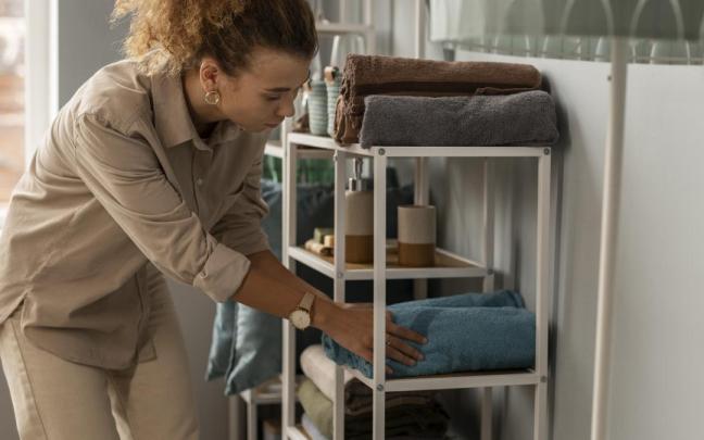 mujer organizando sus muebles