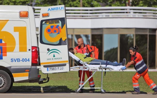 Imagen de archivo de una ambulancia en Andalucía.