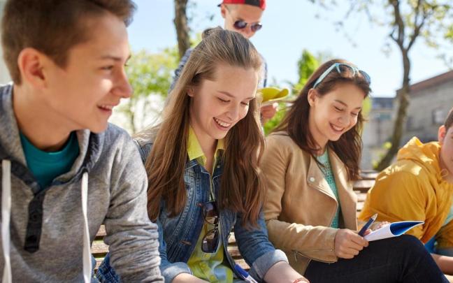 Varios estudiantes dan un último repaso antes de un examen.
