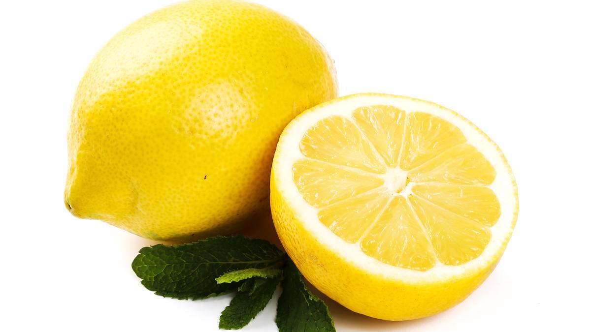 El limón es rico en vitamina C, clave en la prevención del envejecimiento prematuro de la piel.