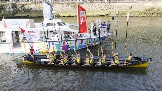 Orio celebrando una de las banderas. NOTICIAS DE GIPUZKOA