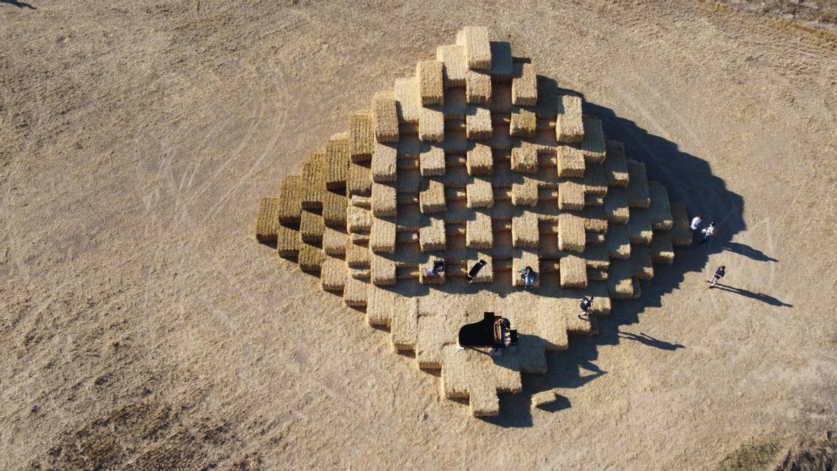 Aspecto del escenario efímero levantado con pacas de paja, a vista de dron.