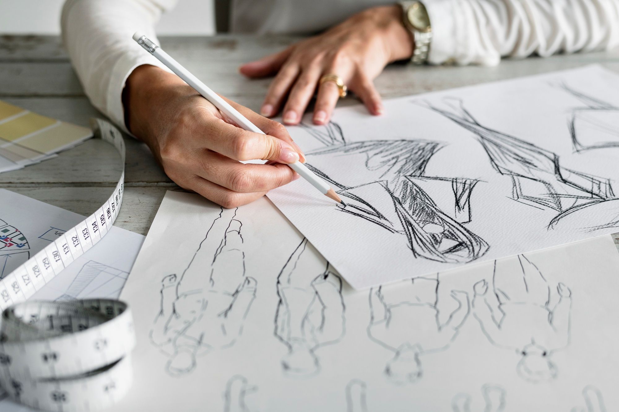 Una diseñadora hace un boceto de un vestido.