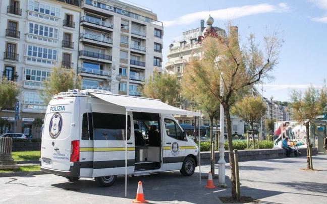 Furgoneta de la Guardia Municipal instalada junto a La Concha / Iker Azurmendi