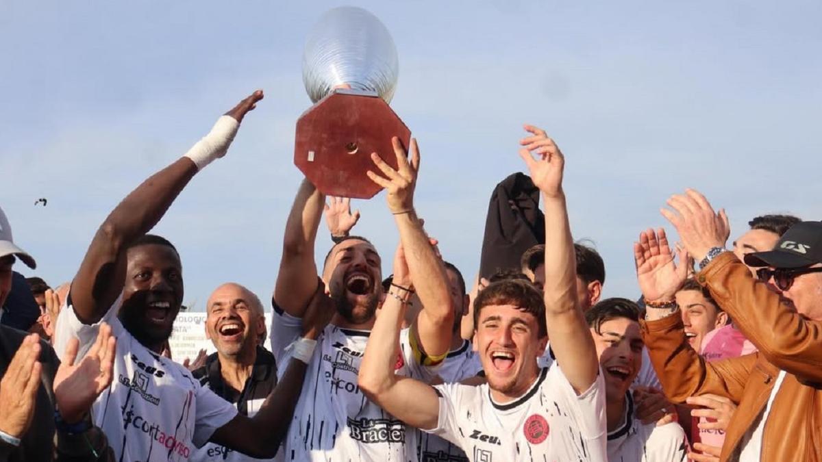 Los jugadores, celebrando el ascenso.
