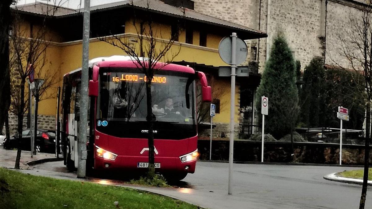 Un bus de la línea 16 o la intracomarcal del Valle de Ayala que aproxima Okondo, Artziniega y Ayala a Amurrio y Laudio