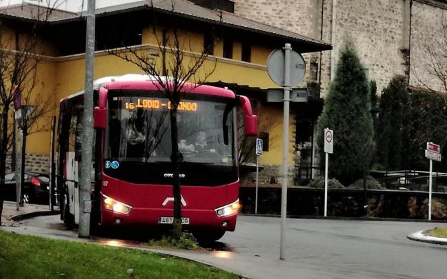 Un bus de la línea 16 o la intracomarcal del Valle de Ayala que aproxima Okondo, Artziniega y Ayala a Amurrio y Laudio / Araceli Oiarzabal Un bus de la línea 16 o la intracomarcal del Valle de Ayala que aproxima Okondo, Artziniega y Ayala a Amurrio y Laudio