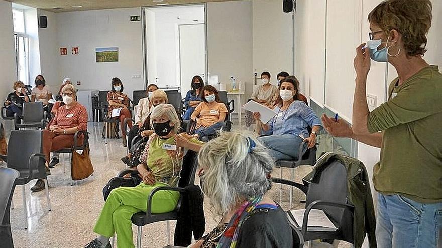 Una de las reuniones para definir la Casa de las Mujeres. | FOTO: N.G.