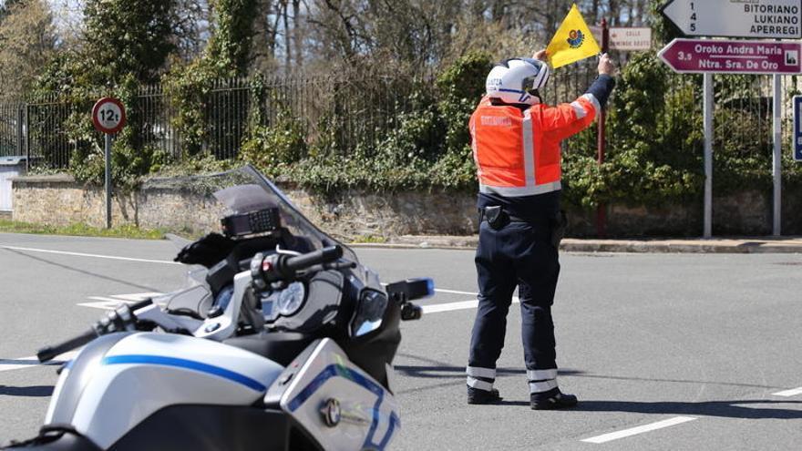 Un agente de la Ertzaintza regula el tráfico durante una prueba ciclista.