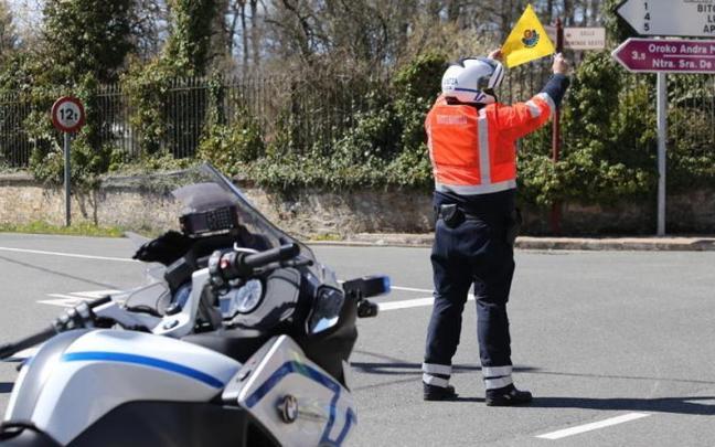 Un agente de la Ertzaintza regula el tráfico durante una prueba ciclista. Un agente de la Ertzaintza regula el tráfico durante una prueba ciclista.