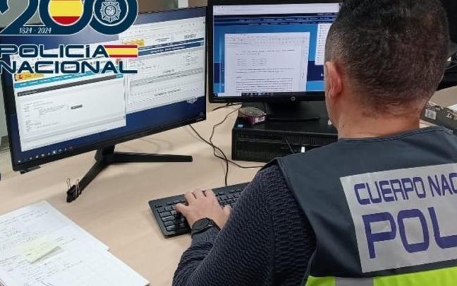Un agente de la Policía ante el ordenador