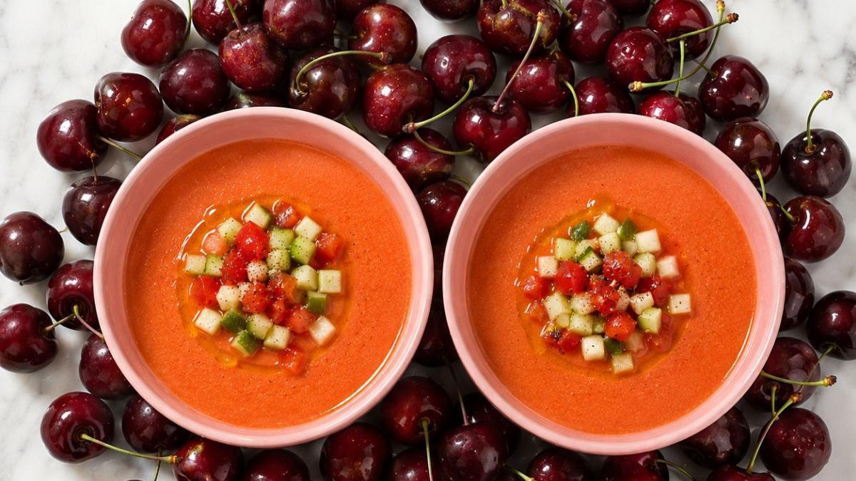 Gazpacho de tomate y cerezas.