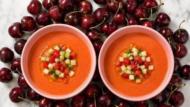 Gazpacho de tomate y cerezas.