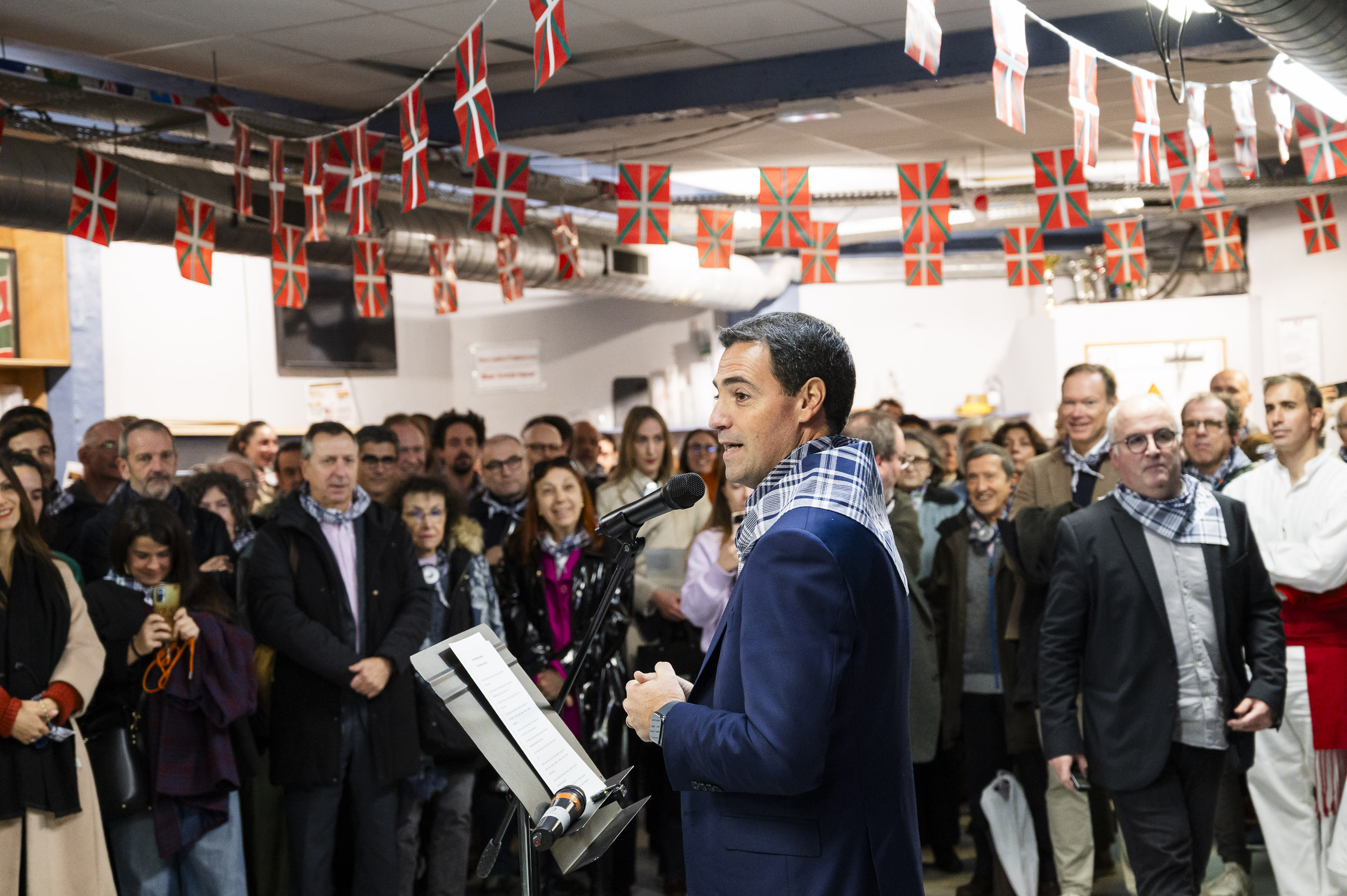 El Lehendakari Imanol Pradales y la vicelehendakari primera y consejera de Política Lingüística, Ibone Bengoetxea, durante su encuentro con la diáspora en la Euskal Etxea de París, el 18 de noviembre de 2025. Un ejemplo de la apuesta institucional por conectar directamente con los centros vascos en el exterior.