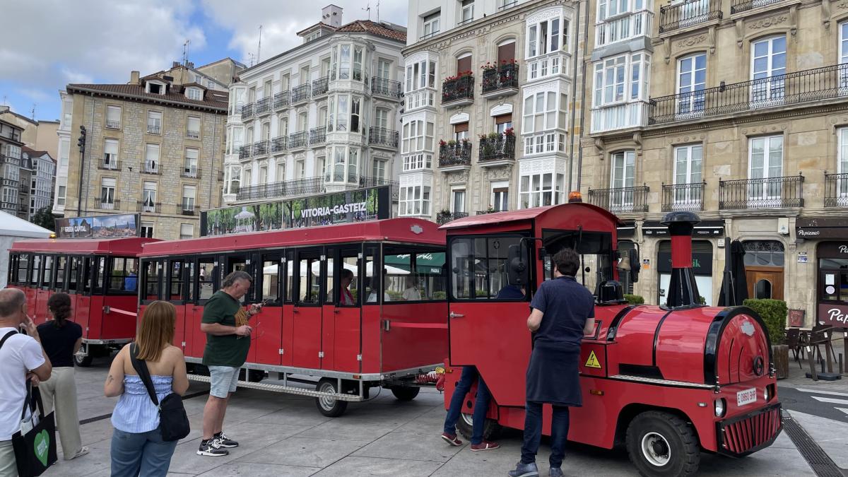 Tren turístico eléctrico en las calles de Gasteiz. Foto: Ayuntamiento de Gasteiz