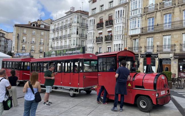 Tren turístico eléctrico en las calles de Gasteiz. Foto: Ayuntamiento de Gasteiz