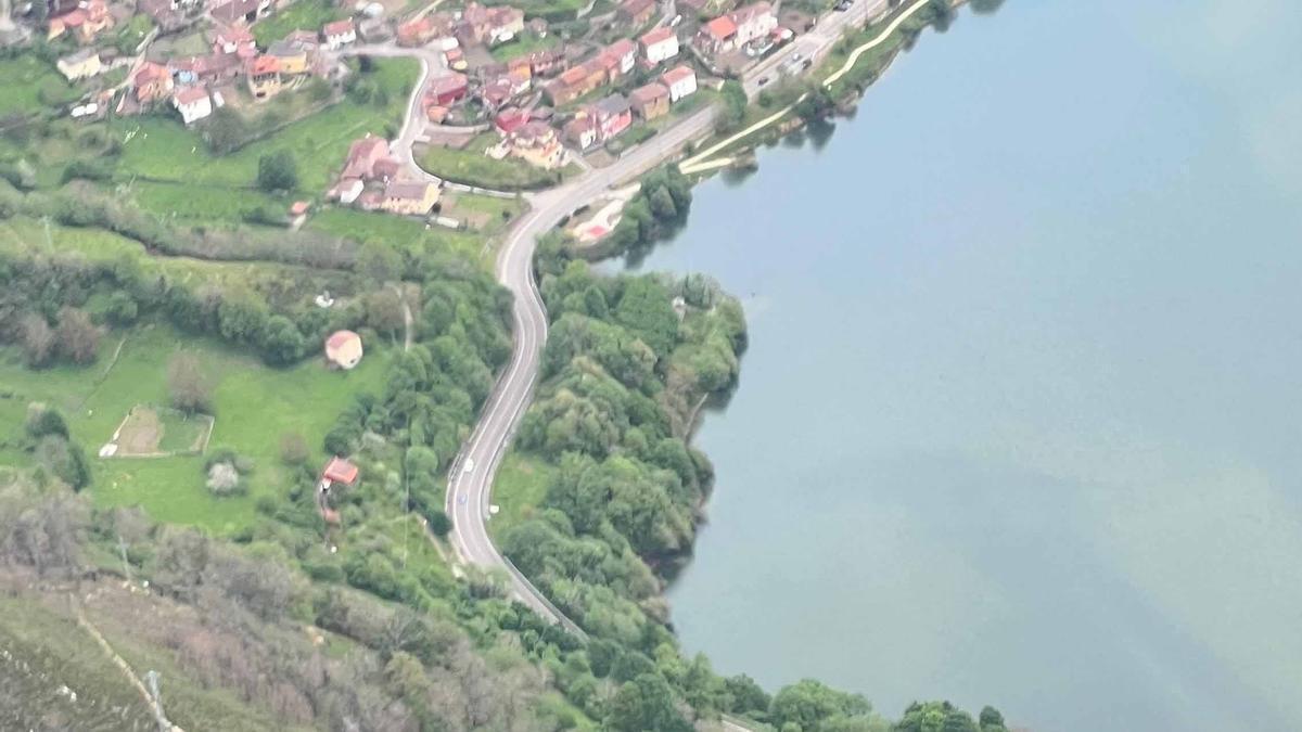 Un helicóptero de Bomberos de Asturias que estaba realizando labores de extinción en un incendio forestal se ha hundido este viernes, en el pantano de Tanes
