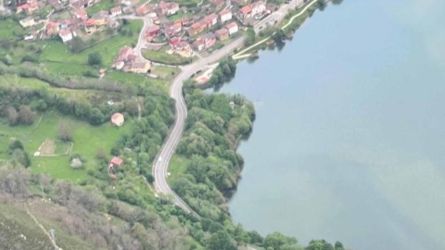 Un helicóptero de Bomberos de Asturias que estaba realizando labores de extinción en un incendio forestal se ha hundido este viernes, en el pantano de Tanes / SERVICIO DE EMERGENCIAS Un helicóptero de Bomberos de Asturias que estaba realizando labores de extinción en un incendio forestal se ha hundido este viernes, en el pantano de Tanes