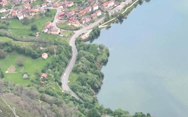 Un helicóptero de Bomberos de Asturias que estaba realizando labores de extinción en un incendio forestal se ha hundido este viernes, en el pantano de Tanes / SERVICIO DE EMERGENCIAS Un helicóptero de Bomberos de Asturias que estaba realizando labores de extinción en un incendio forestal se ha hundido este viernes, en el pantano de Tanes