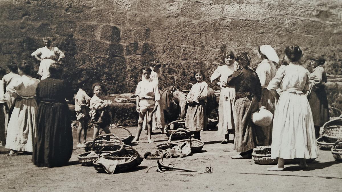 Antaño, esperando la llegada del pescado.