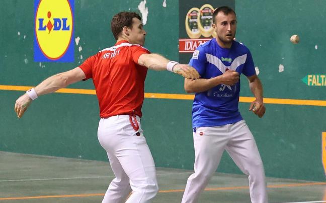 En imágenes: Iñaki Artola vence a Joanes Bakaikoa en los cuartos de final del Cuatro y Medio de San Fermín. Iker Azurmendi