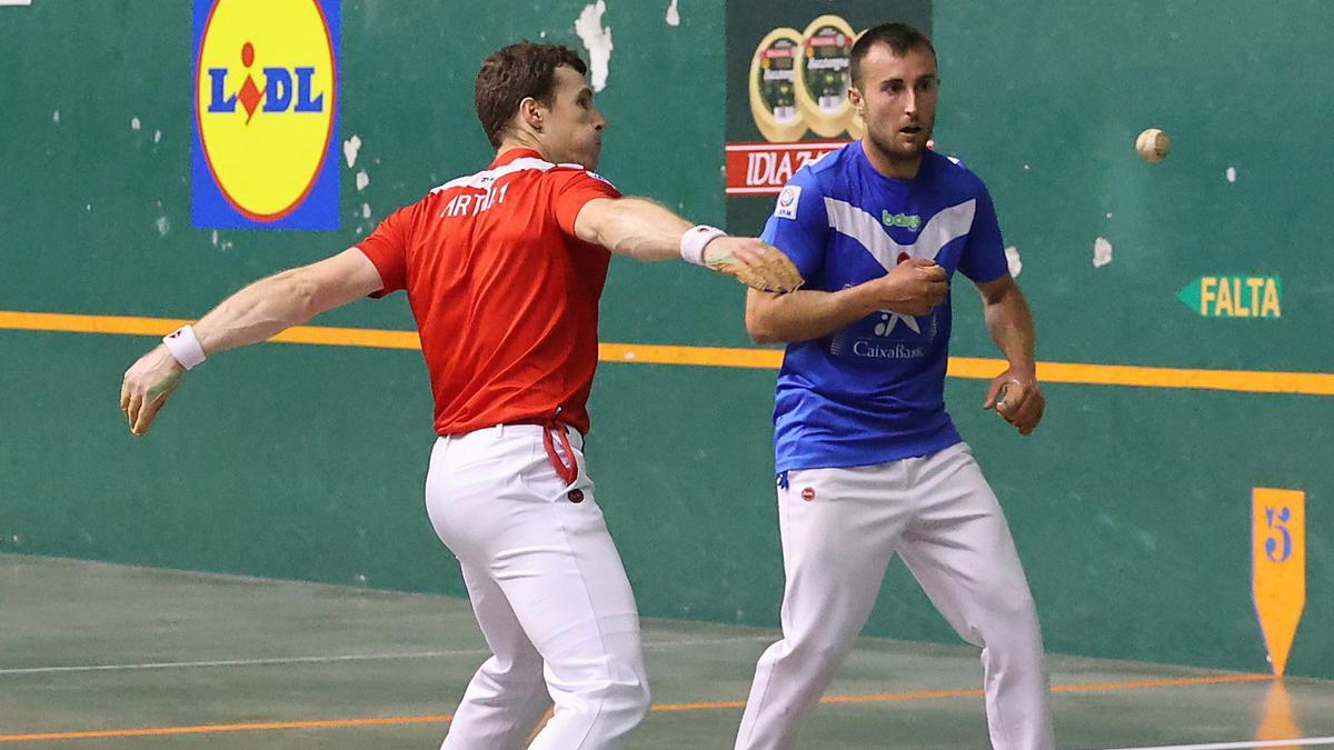 Iñaki Artola vence a Joanes Bakaikoa en los cuartos de final del Cuatro y Medio de San Fermín.