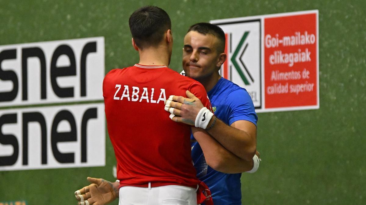 Javier Zabala supera a Iker Larrazabal en el Manomanista en el partido disputado en el frontón del Club Deportivo de Bilbao.