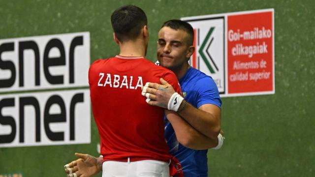 Javier Zabala supera a Iker Larrazabal en el Manomanista en el partido disputado en el frontón del Club Deportivo de Bilbao.