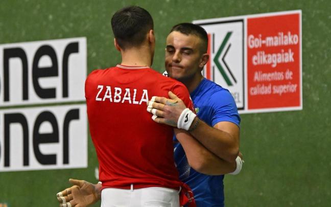 Javier Zabala supera a Iker Larrazabal en el Manomanista en el partido disputado en el frontón del Club Deportivo de Bilbao.