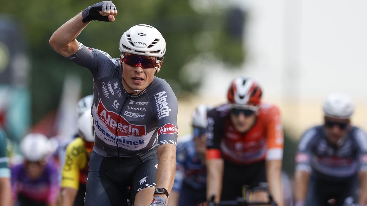 Jasper Philipsen celebra su victoria en Zaragoza.