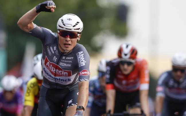 Jasper Philipsen celebra su victoria en Zaragoza.