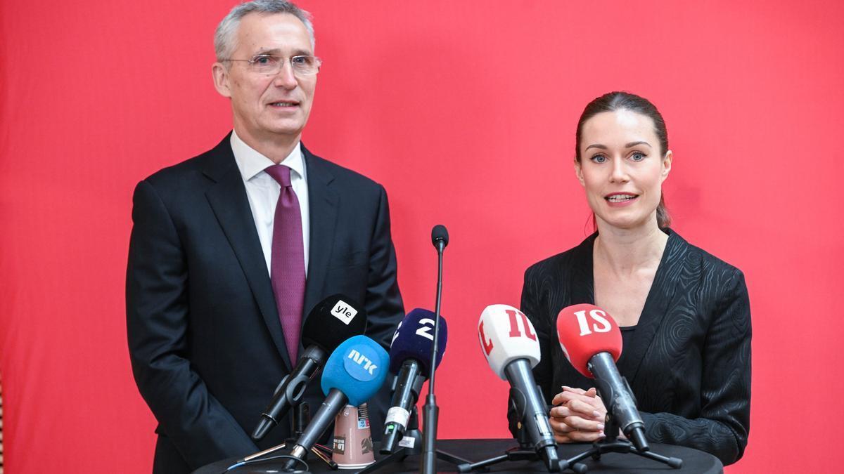 Jens Stoltenberg, junto a la primera ministra de Finlandia, este martes.