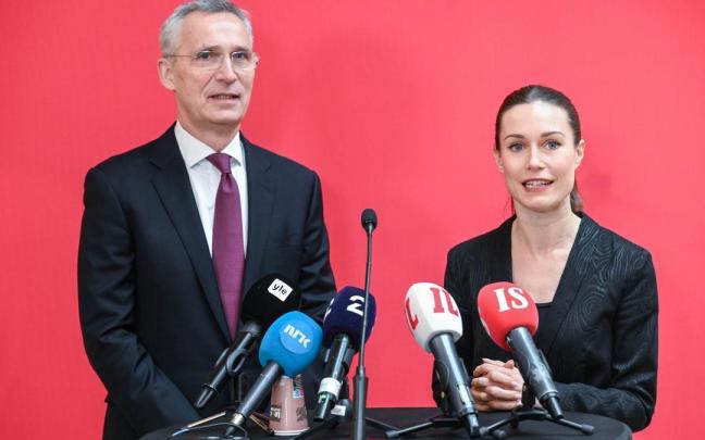 Jens Stoltenberg, junto a la primera ministra de Finlandia, este martes.