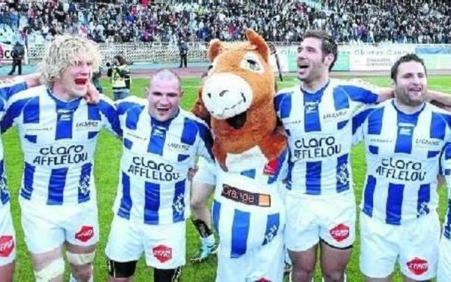 Jugadores del Aviron Bayonnais, junto a Pottoka, tras la victoria lograda en Anoeta en 2011. Jugadores del Aviron Bayonnais, junto a Pottoka, tras la victoria lograda en Anoeta en 2011.