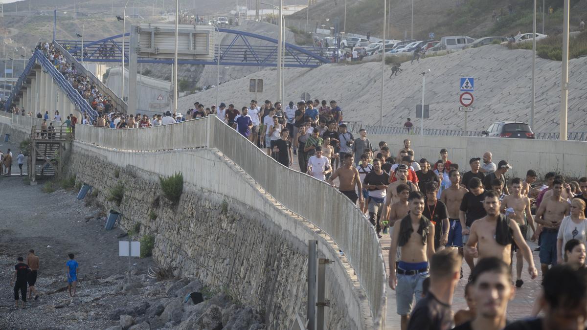 Crisis migratoria en Ceuta: miles de inmigrantes llegan a nado a la ciudad autónoma