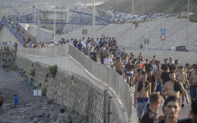 Crisis migratoria en Ceuta: miles de inmigrantes llegan a nado a la ciudad autónoma