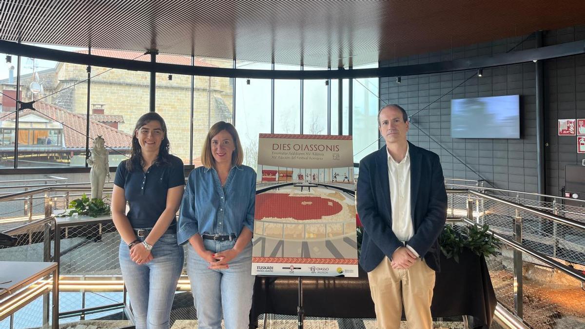La delegada de Impulso de Ciudad, Nuria Alzaga, la alcaldesa de Irun, Cristina Laborda, y el director del Museo Oiasso, Juanjo Jiménez.